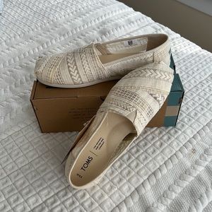 Cream embroidered Toms